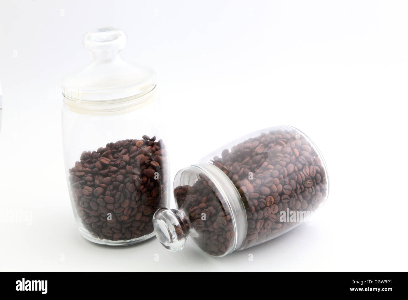 I chicchi di caffè in un vasetto di vetro Foto Stock