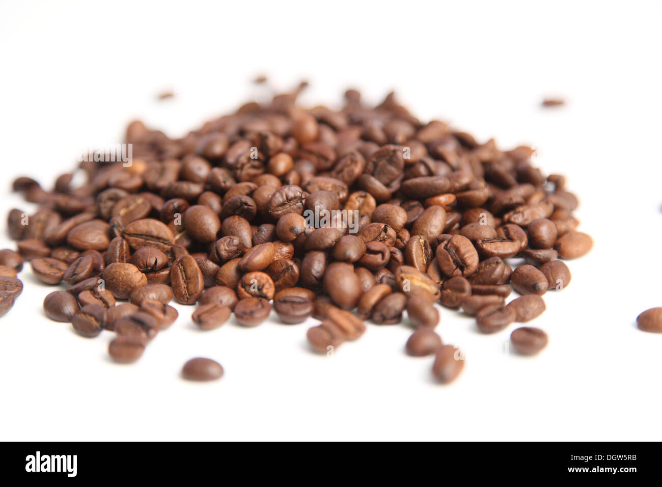 I chicchi di caffè su sfondo bianco Foto Stock