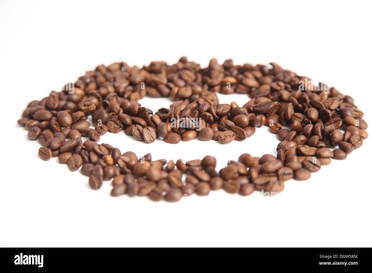 Smiley di chicchi di caffè su sfondo bianco Foto Stock