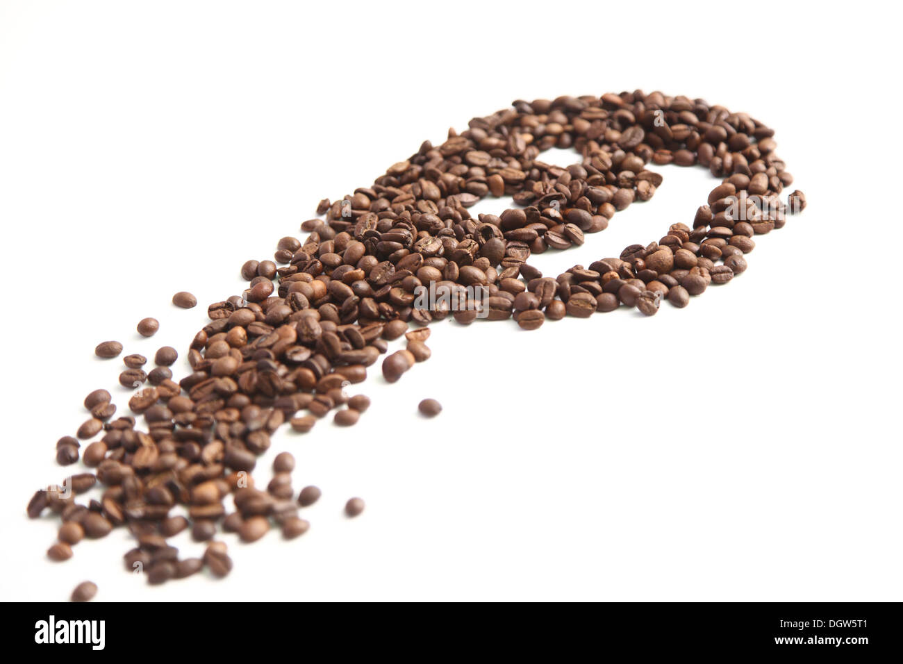 Smiley di chicchi di caffè su sfondo bianco Foto Stock