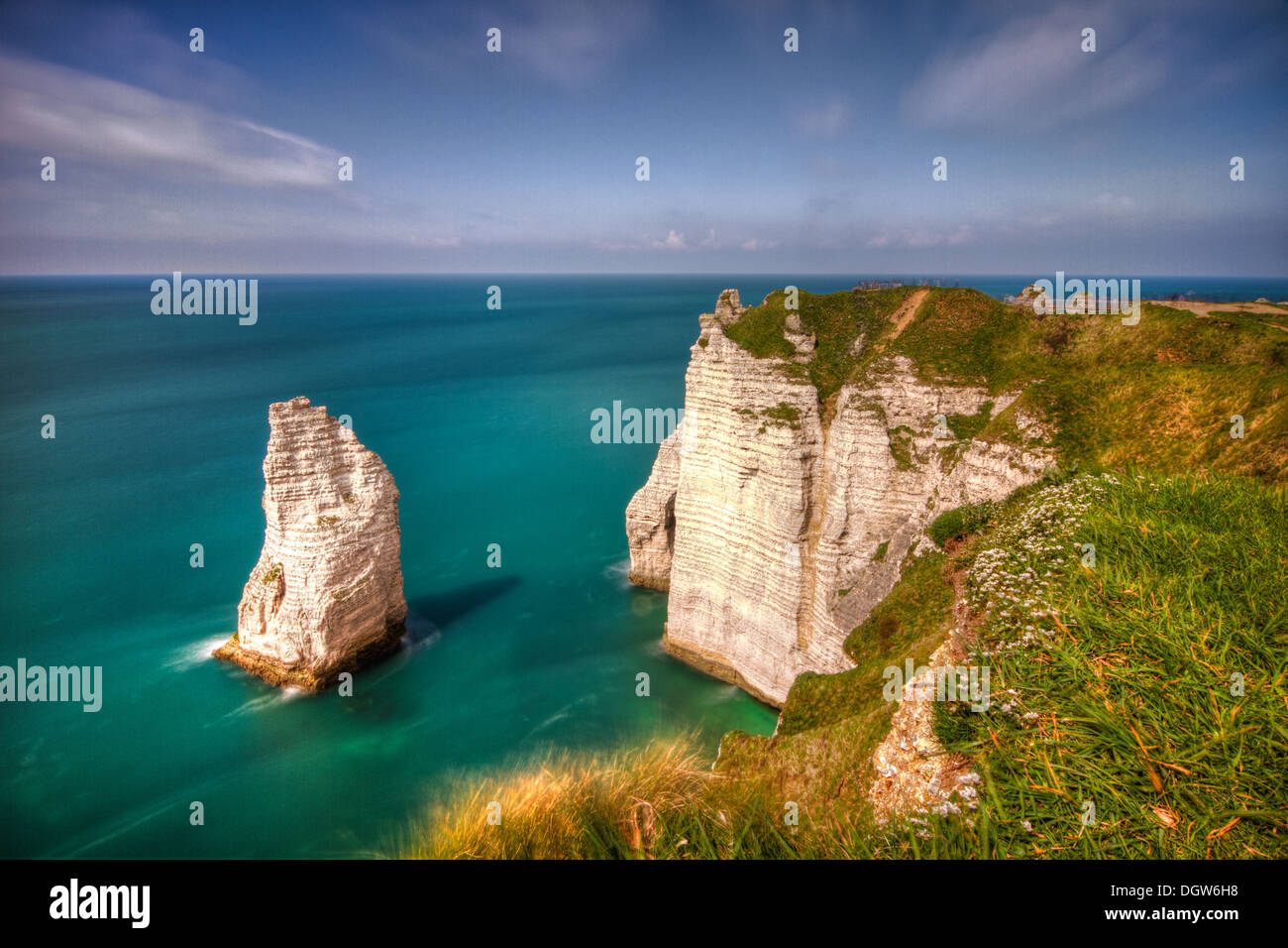 Costa di Etretat (Étretat) e Porte d'Aval Foto Stock