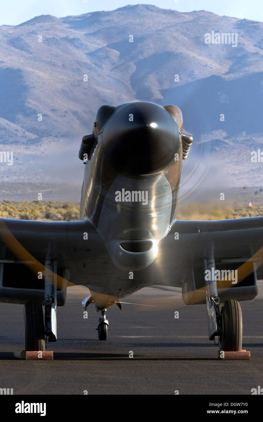 Mk. XIV Supermarine Spitfire fa un motore al posto Campo in Nevada Foto Stock