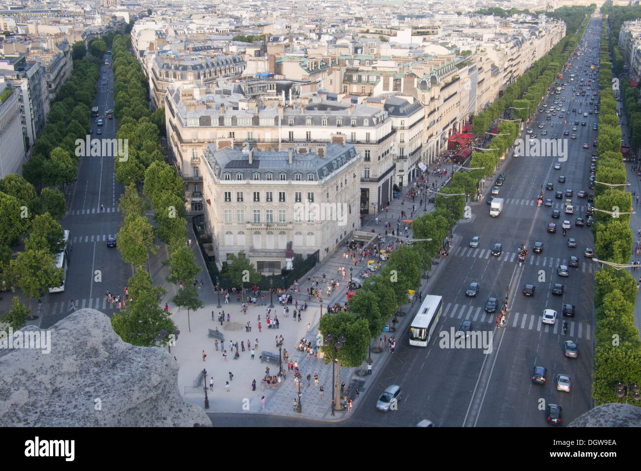 Vista dall'Arco di Trionfo/Triomphe lungo gli Champs Elysees, Parigi, Francia Foto Stock