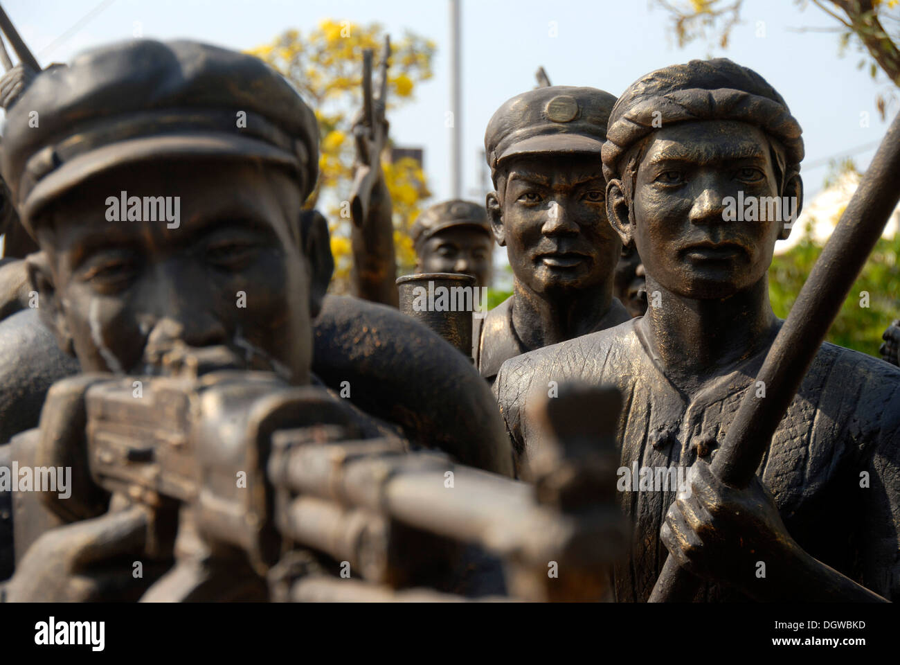 Statue in bronzo di soldati della Seconda guerra in Indocina, Museo dell'esercito, Vientiane, Laos, Asia sud-orientale, Asia Foto Stock