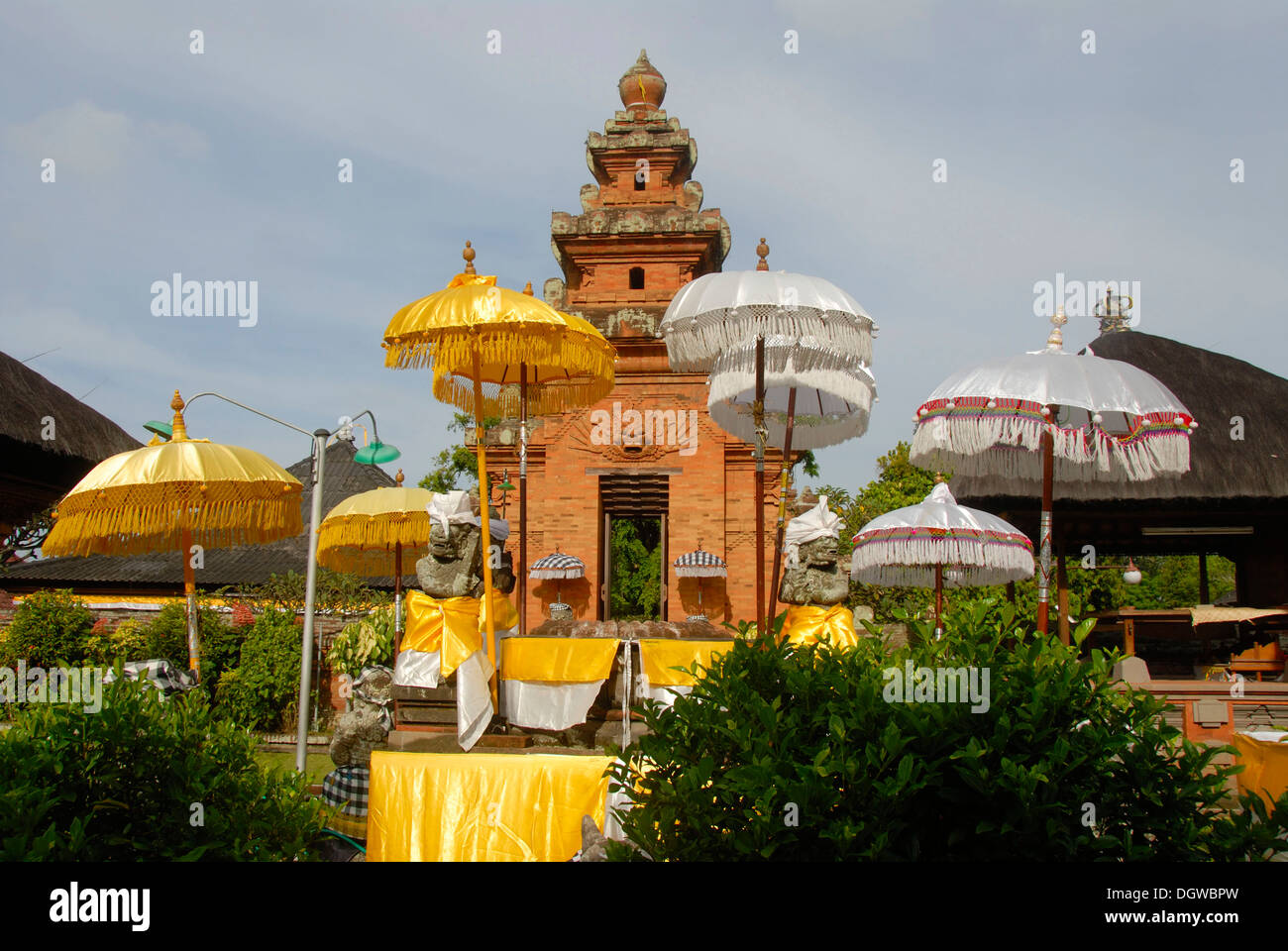 L Induismo di Bali, torre di tempio, gialli e bianchi ombrelloni, Pura Sadha tempio, Kapal, Bali, Indonesia, Asia sud-orientale, Asia Foto Stock