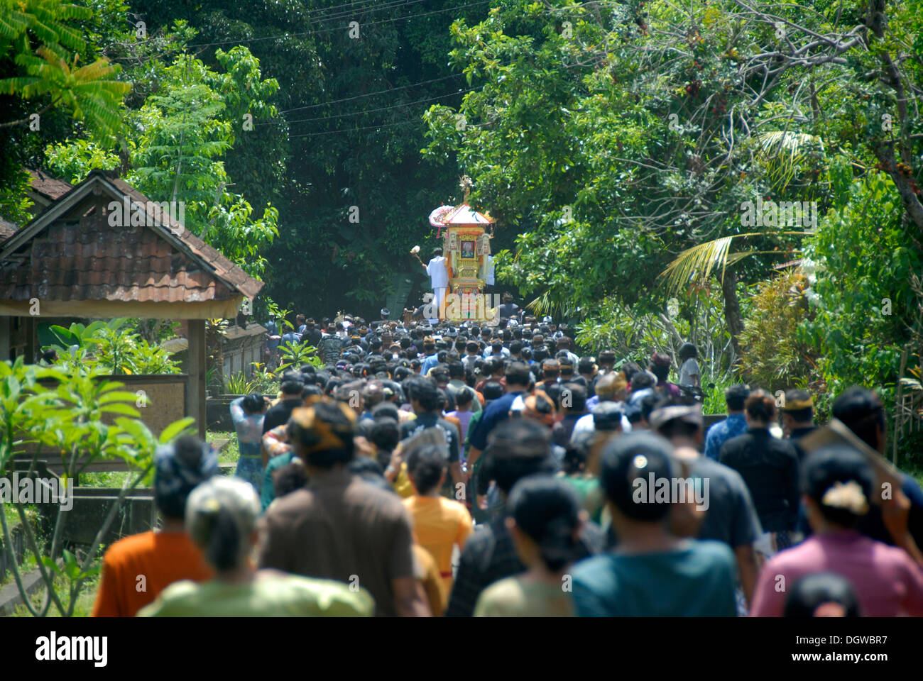 L Induismo di Bali, molti credenti riuniti in religioso cerimonia funebre, processione con corpo morto nel santuario, Bongkasa nei pressi di Ubud Foto Stock