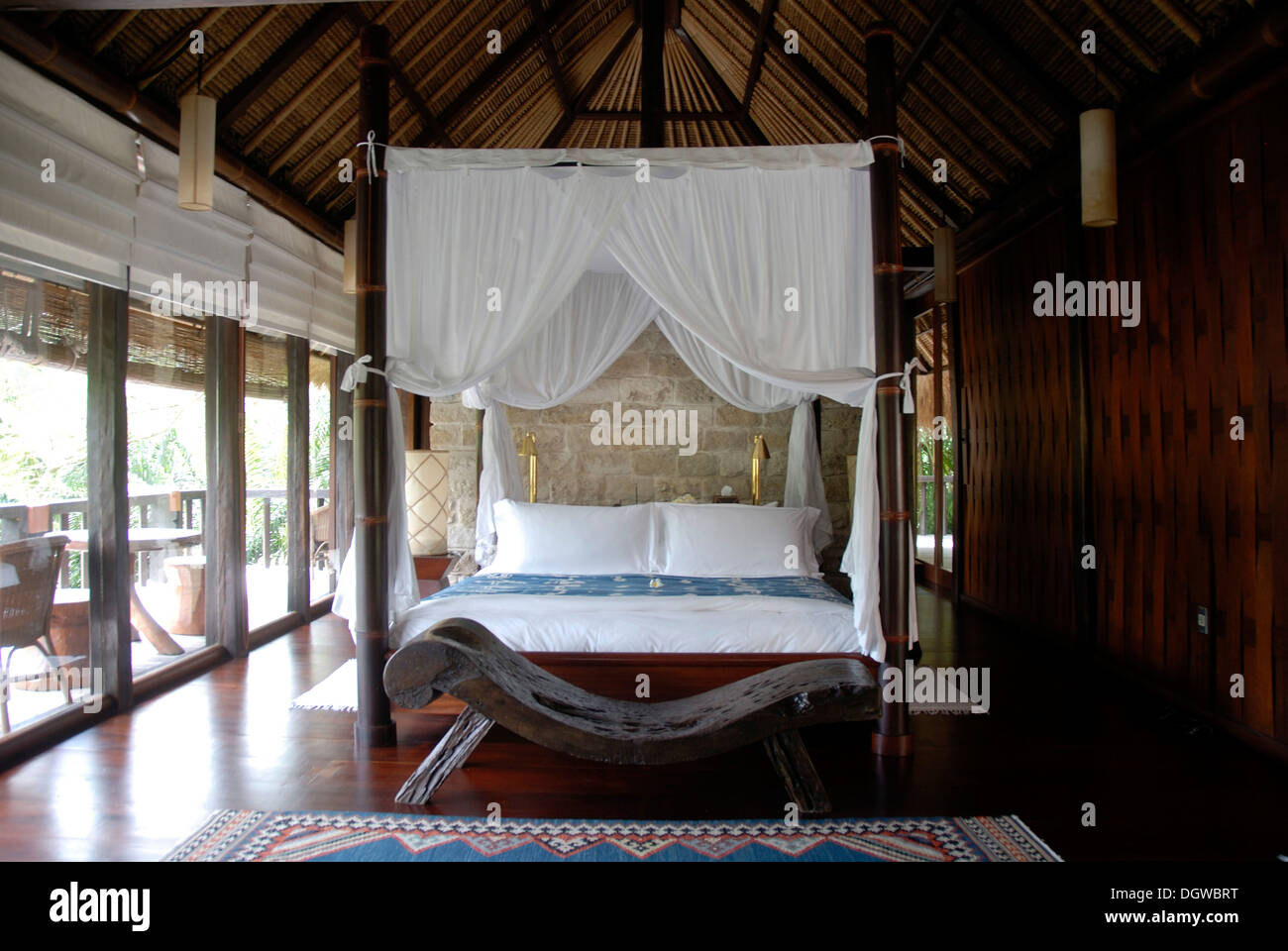 Hotel, camera da letto con mobili in un elegante lodge, Como Shambhala Resort in Ubud, Bali, Indonesia, Asia sud-orientale, Asia Foto Stock