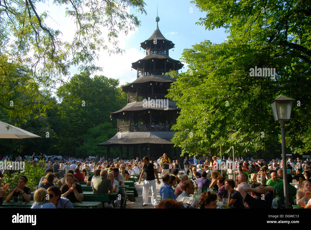 Torre cinese, in legno pagoda, persone nel giardino della birra, il Giardino Inglese park, Monaco di Baviera, capitale, Alta Baviera, Baviera Foto Stock