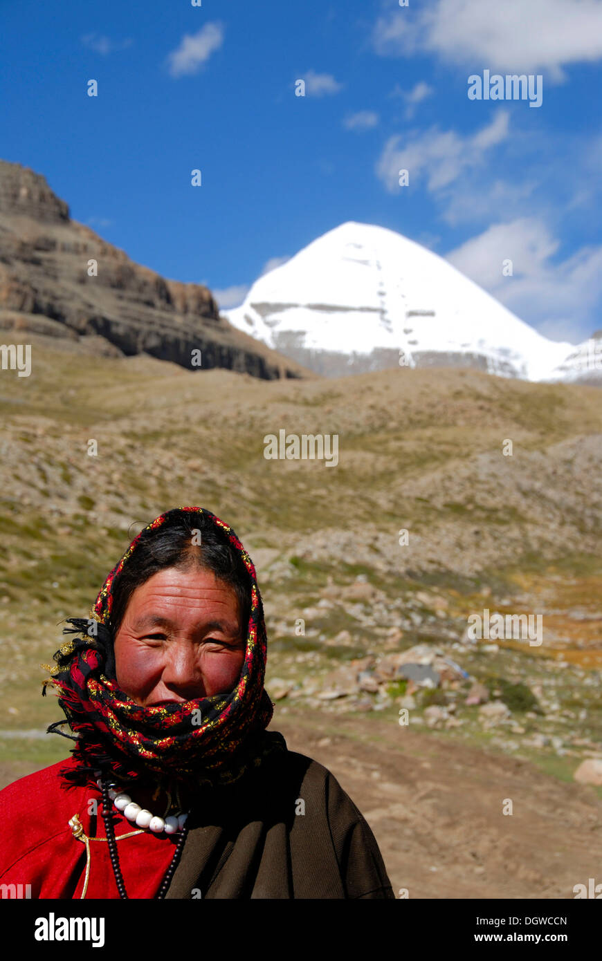 Buddismo tibetano, Tibetano donna credente, ritratto, coperta di neve sacro Monte Kailash, lato sud, Selung Gompa Foto Stock