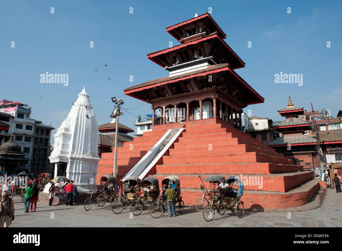 L Induismo, tre piani pagoda nepalese, architettura del Newar, Tempio di Shiva Maju Deval, bianco shikhara, Durbar Square Foto Stock