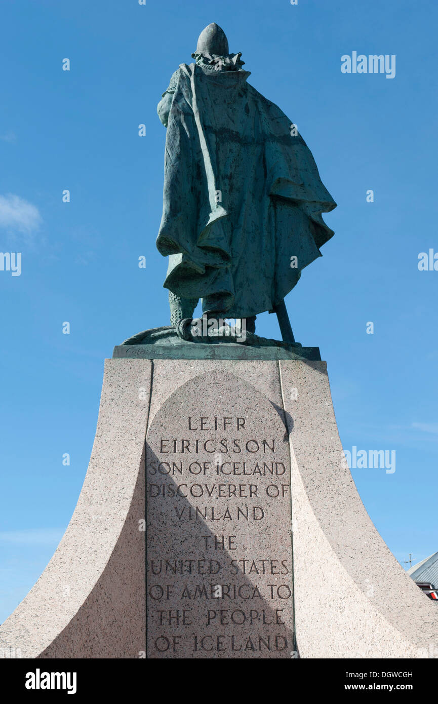 Vista posteriore, statua di Leif Ericson, scopritore di America del Nord, Hallgrímskirkja, centro città, Reykjavik, Islanda e Scandinavia Foto Stock