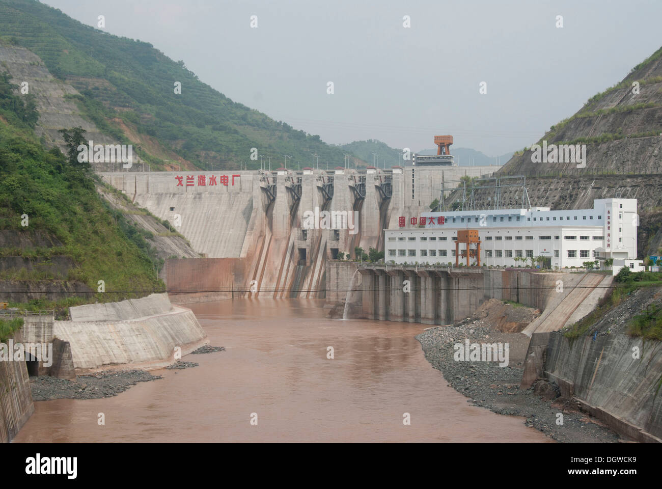 Produzione di energia elettrica, una diga, una centrale idroelettrica nel fiume, Jiangcheng, Pu'er City, nella provincia dello Yunnan Foto Stock