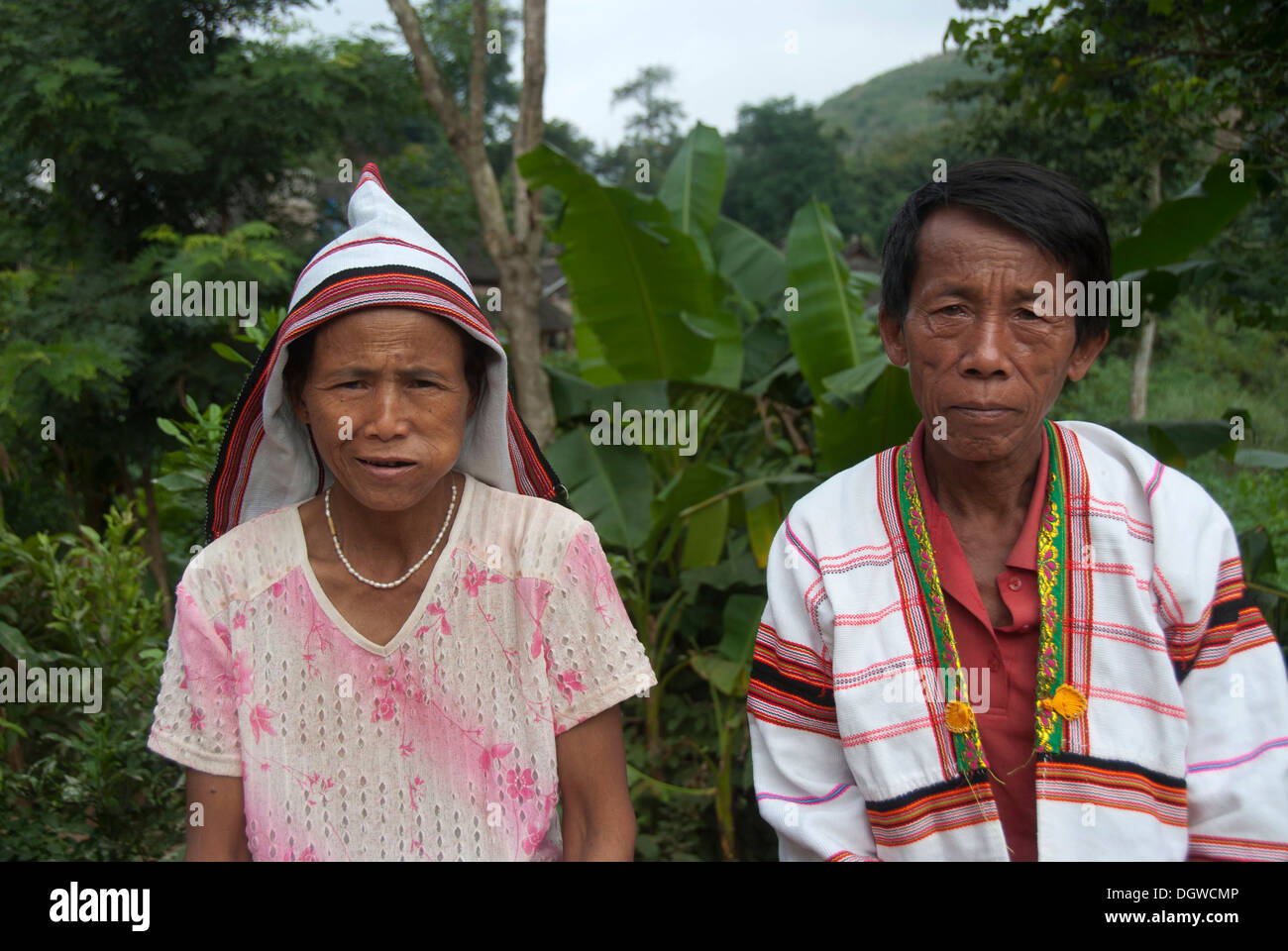 Ritratto, donna e uomo in costume tradizionale, donna masticare betel, la più piccola minoranza etnica in Cina, Jino o Jinuo, Xiao Zhai Foto Stock