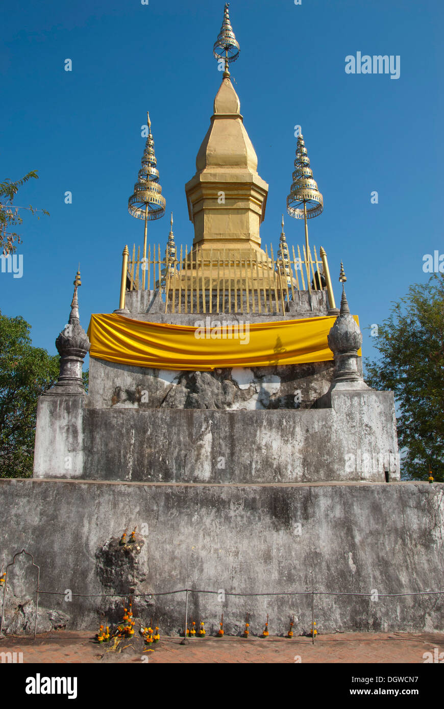 Stupa dorato che Chomsi sul Monte Phu Si, Luang Prabang provincia, Laos, Asia sud-orientale, Asia Foto Stock