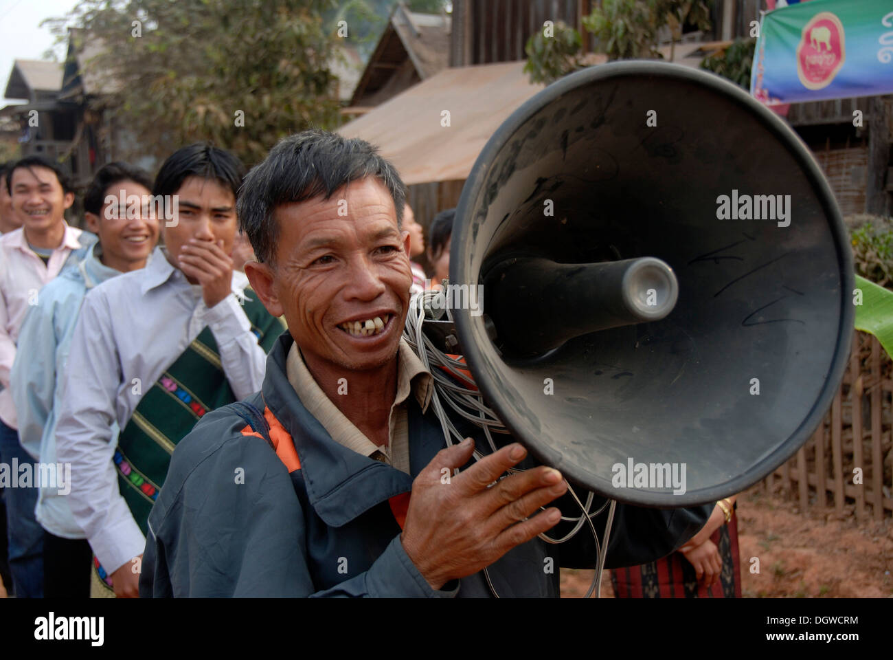 Uomo che porta altoparlanti in processione, grande megafono, Festival di elefante, Ban Viengkeo, Hongsa, Xaignabouri, Sayaburi Foto Stock