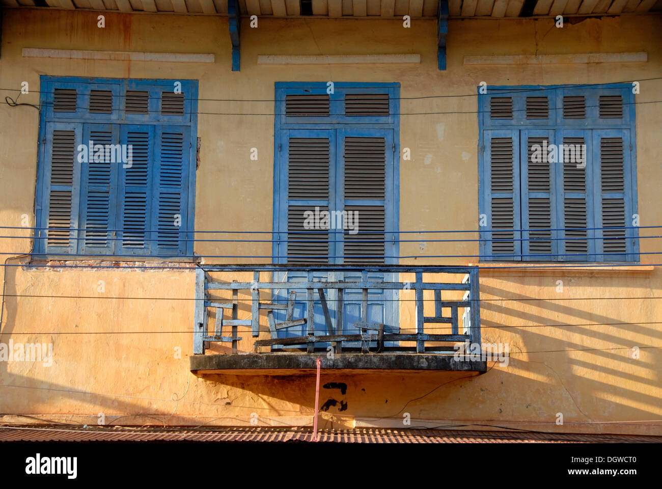 Periodo coloniale Francese come facciata con piccolo balcone, finestre con persiane, Thakhek, Khammuan provincia, Khammouane, Laos Foto Stock