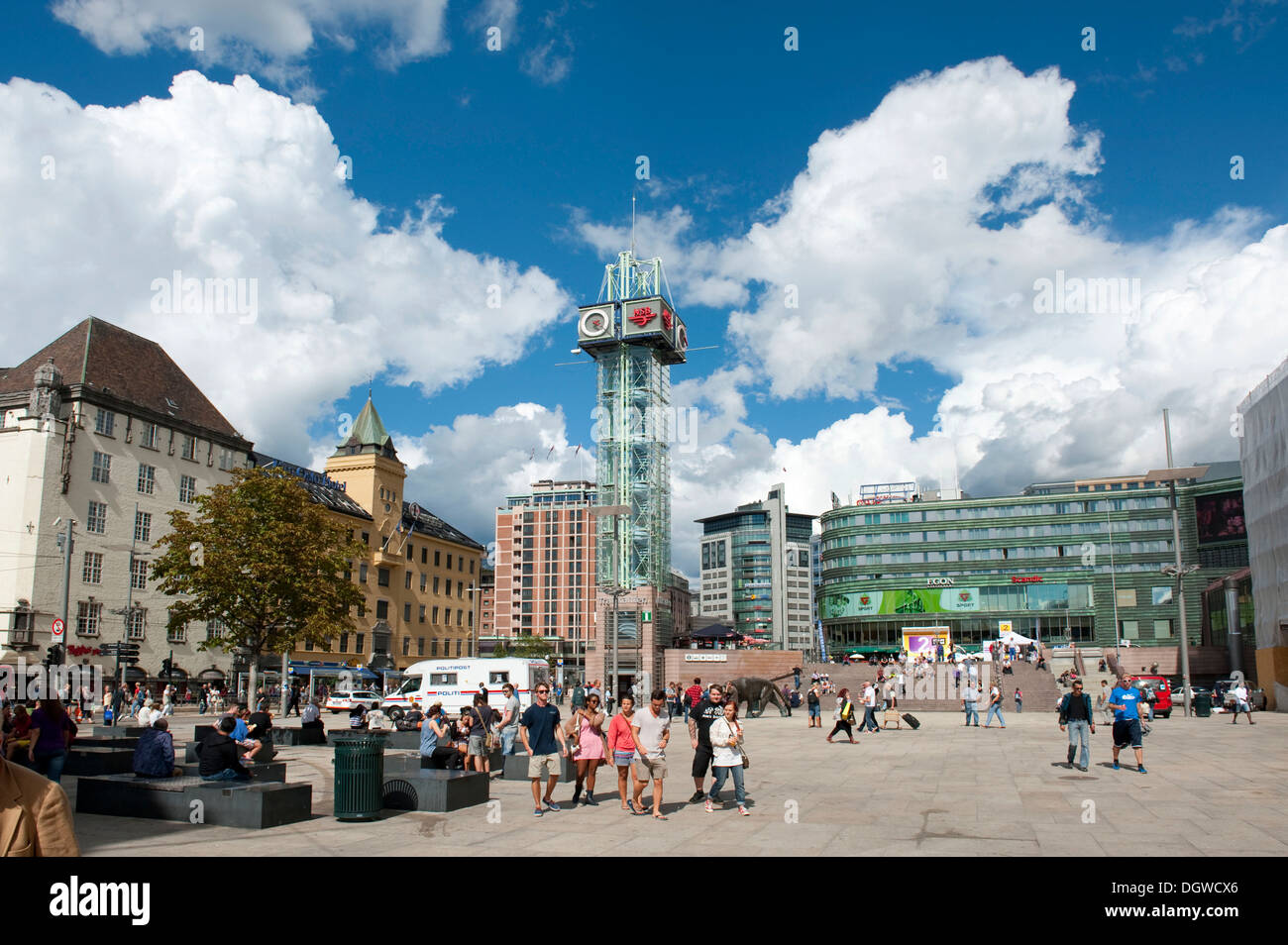 Pubblica piazza, zona pedonale, Trafikanten tower, hub di trasporto nella città di Oslo, Norvegia, Scandinavia, Europa settentrionale Foto Stock