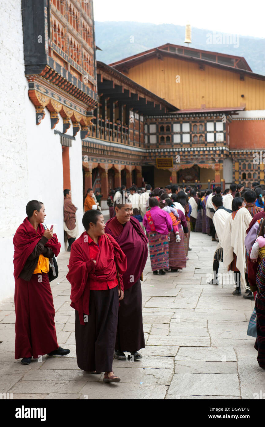 Il Tibetano buddista festival, monaci e persone che indossano il tradizionale abito Gho, Rinpung Dzong Monastero e fortezza, Paro Foto Stock