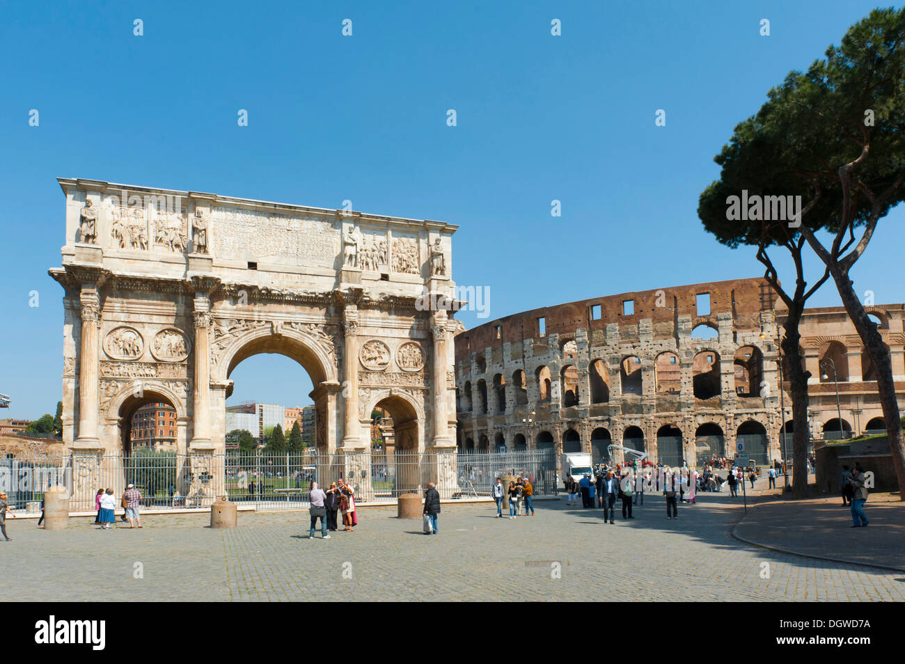 Arco trionfale sulla Via Triumphalis, Arco di Costantino dedicato all'imperatore Costantino e il Colosseo, Forum Romanum Foto Stock