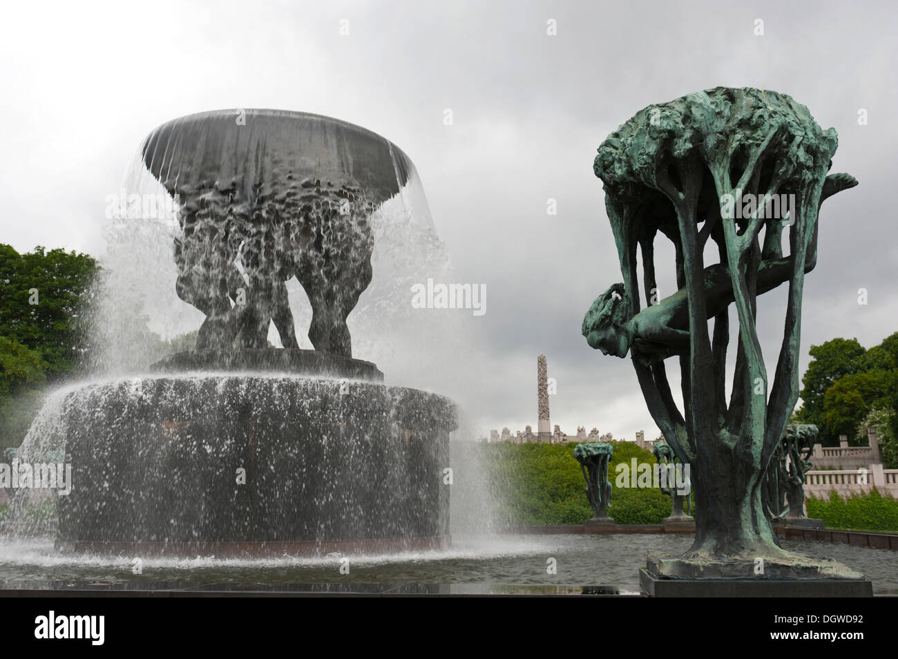 Fontana e 'la ragazza in un albero", statue di bronzo da Gustav Vigeland, il Parco delle Sculture di Vigeland, Frognerparken, Frogner Park, Oslo Foto Stock