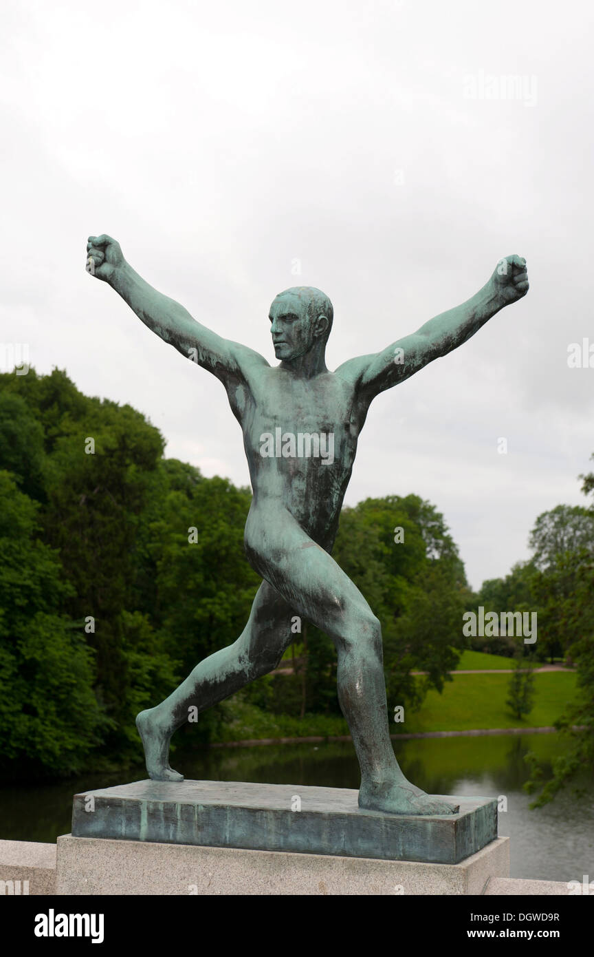 Uomo gioioso, statua in bronzo di Gustav Vigeland, il Parco delle Sculture di Vigeland, Frognerparken, Frogner Park, Oslo, Norvegia, Scandinavia Foto Stock
