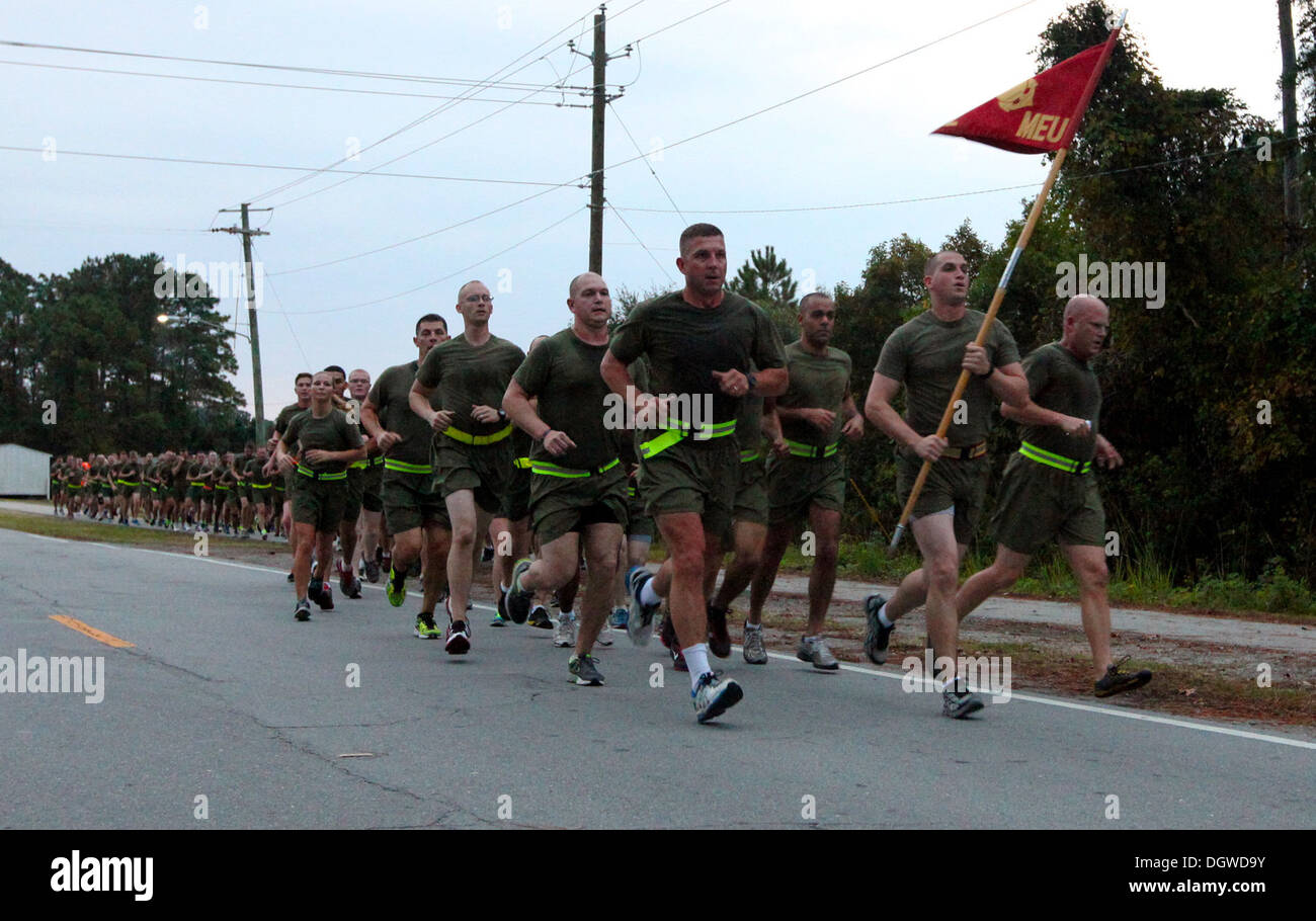Stati Uniti Marines e U.S. I marinai della marina con il ventiduesimo Marine Expeditionary Unit (MEU) elemento di comando eseguire tre miglia Marine Corps base Camp Lejeune, N.C., 18 ottobre 2013. Tutte le sezioni entro il MEU dell'elemento di comando è venuto a costruire insieme il morale e le nazioni unite Foto Stock