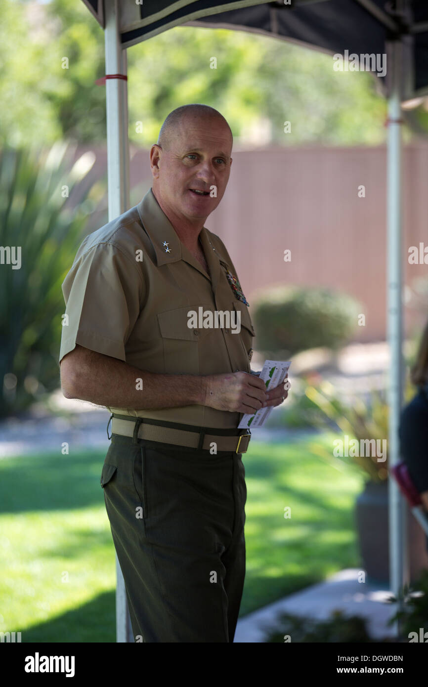Il Mag. Gen. Steven Busby, 3 aeromobili Marina Wing comandante generale, discute il suo impegnato e impegnato iniziativa Leadership con Marine coniugi durante un pranzo in loro onore presso la sua residenza a bordo di Marine Corps Air Station Miramar, California, 18 ottobre. Foto Stock