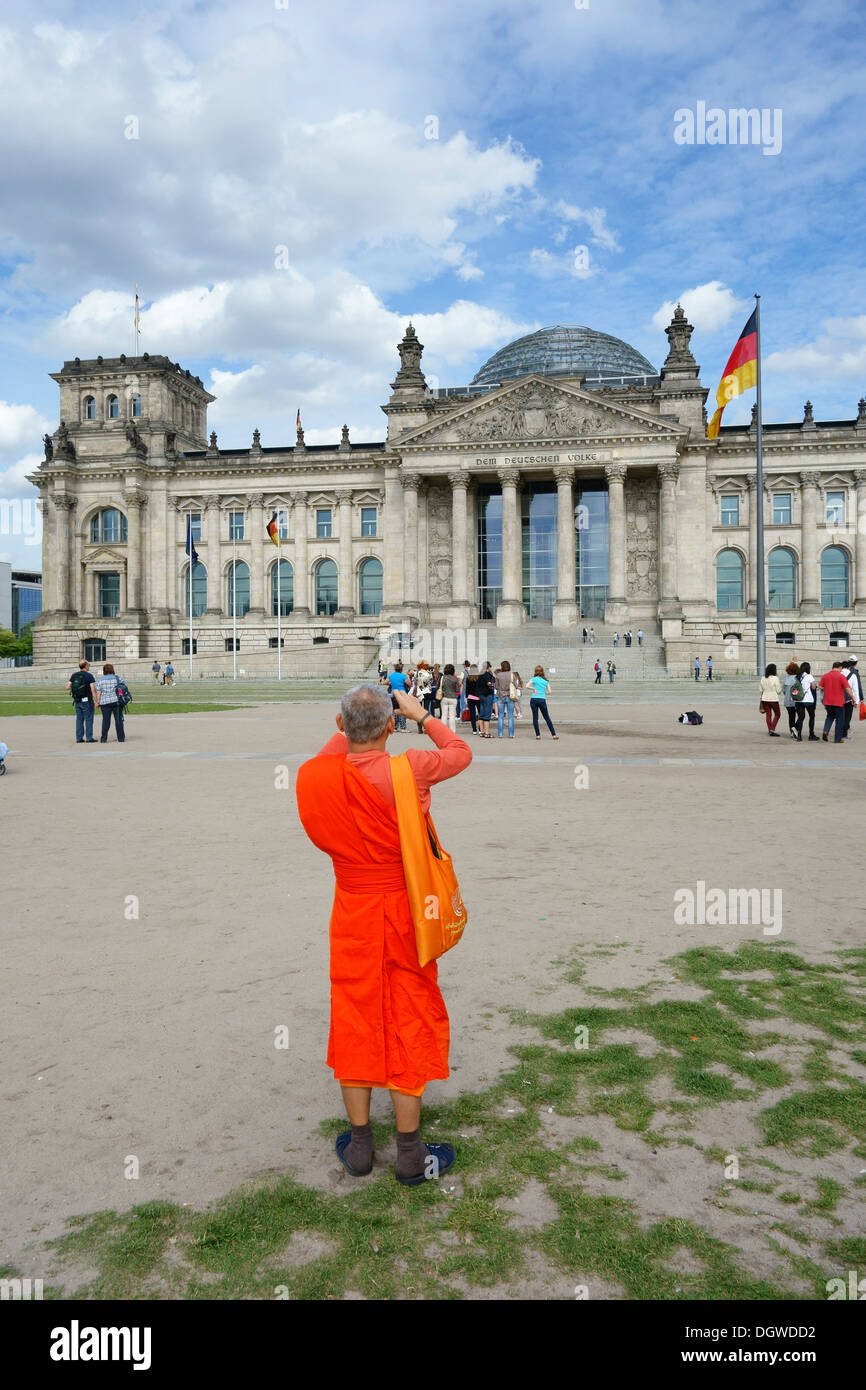 Berlino. Germania. Turistica prendendo una fotografia dell'Edificio del Reichstag. Foto Stock