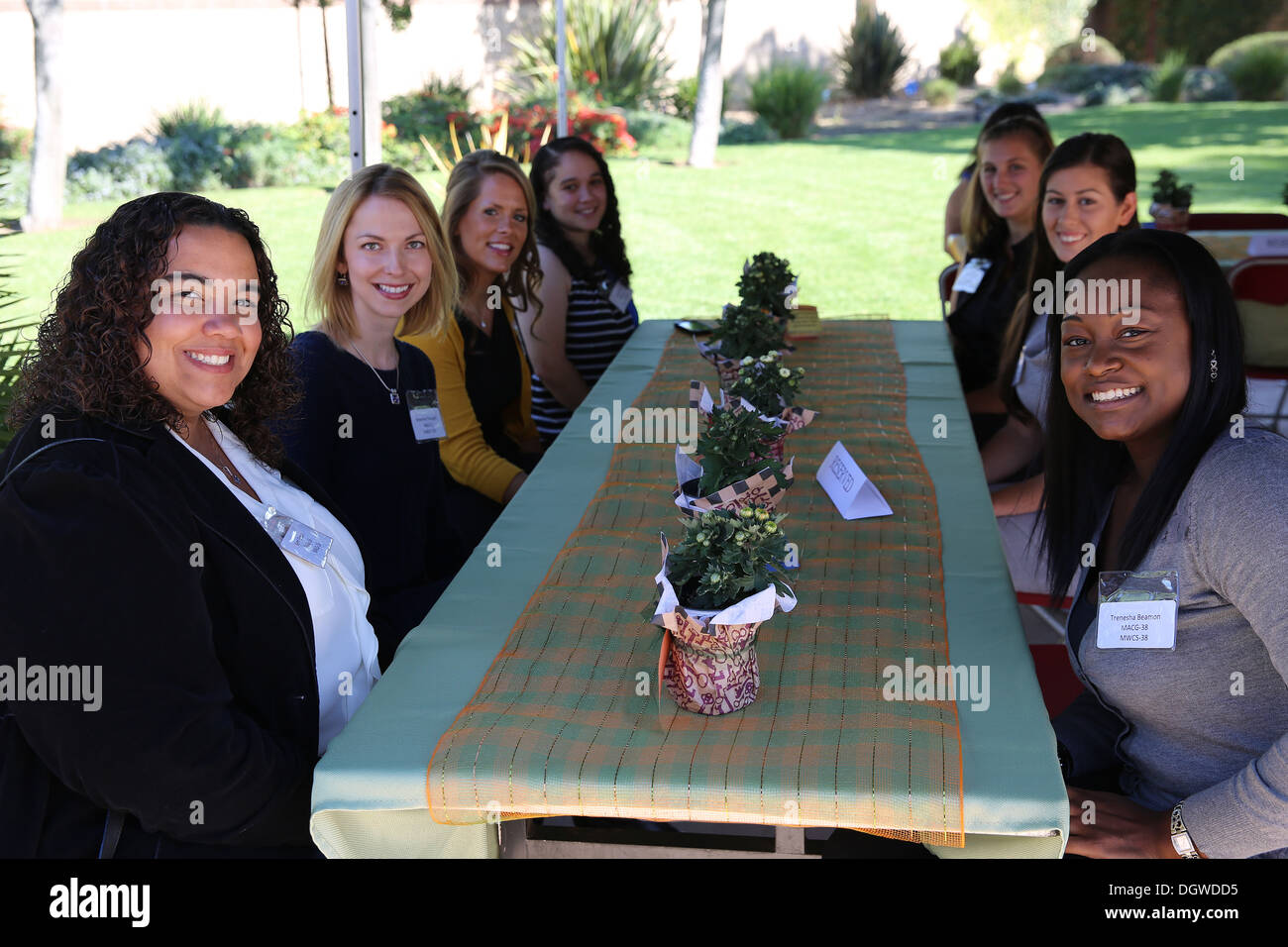 I coniugi marino da 3 aeromobili Marina Wing pausa per una foto durante un pranzo in loro onore a bordo Marine Corps Air Station Foto Stock