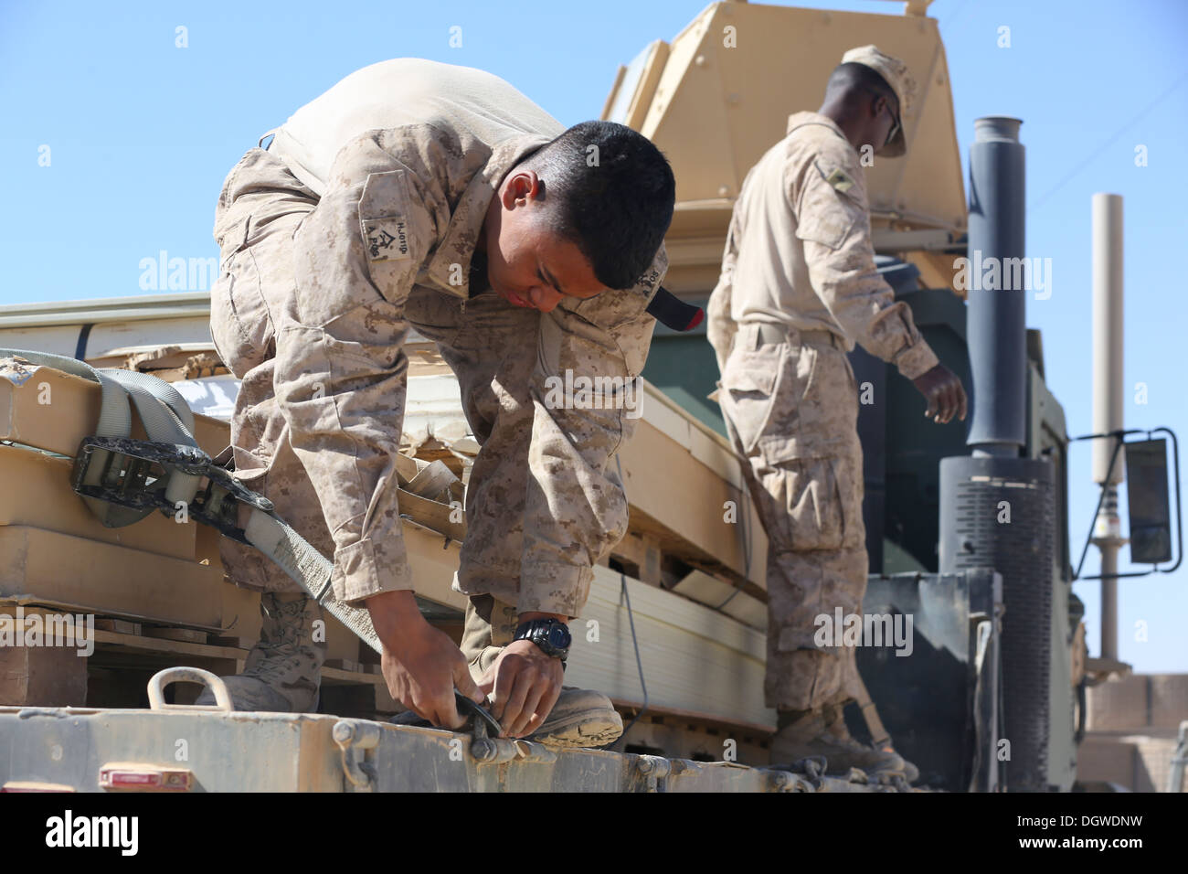 Stati Uniti Marine Corps Lance cpl. Maurice Johnson e Javeline Montgomery, entrambi con sede e società di assistenza, 1° Battaglione, 9° Reggimento Marine, scaricare le forniture provenienti da un convoglio a Patrol Base Boldak, provincia di Helmand, Afghanistan, 18 ottobre 2013. Il c Foto Stock