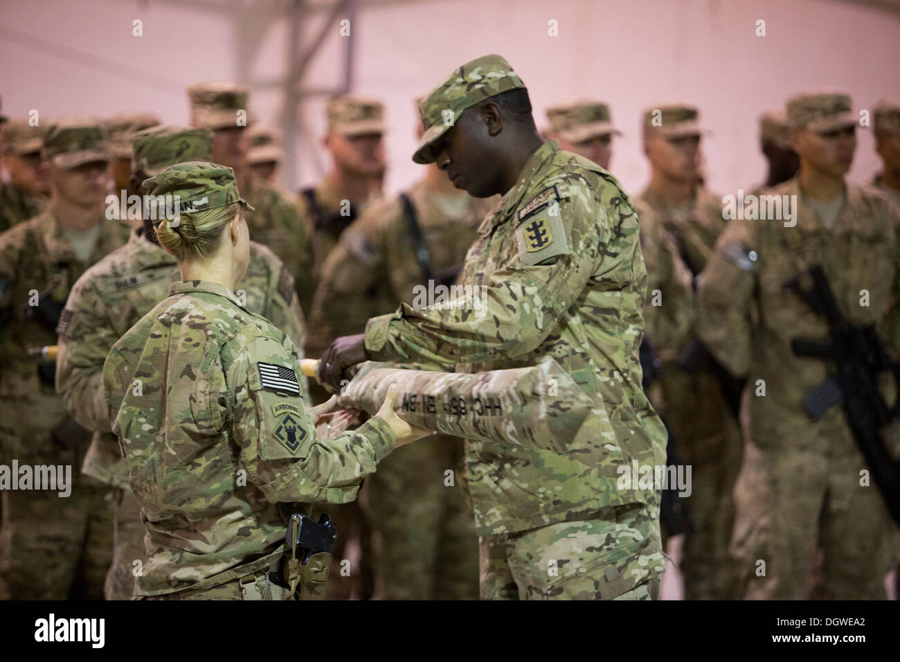 Stati Uniti I soldati dell esercito con il sessantacinquesimo Engineeer battaglione, Task Force a baionetta, uncase dell'unità guidon durante una cerimonia a Camp Leatherneck, provincia di Helmand, Afghanistan, Ottobre 21, 2013. Il 307th EB, Task Force ha visto, trasferito competente del comando per il 65 Foto Stock