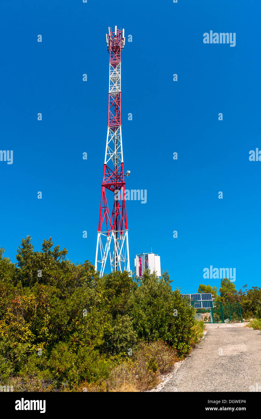 Antenna di telecomunicazioni si trova sulla collina di ronzio, isola di Korcula, Croazia Foto Stock