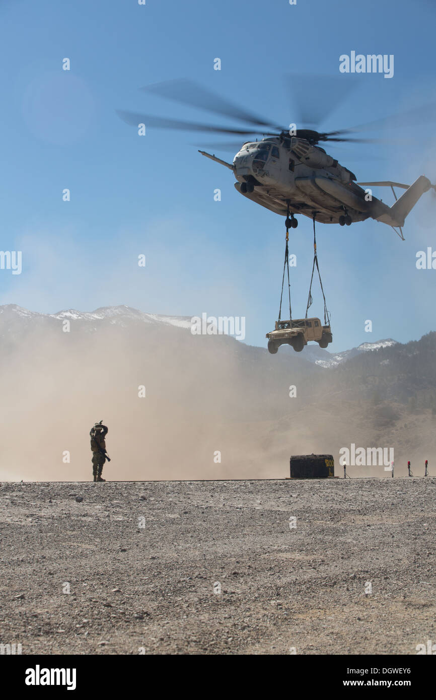 Un U.S. Marine con elicottero Support Team di combattimento del reggimento di logistica (CLR) 16, terzo Marine Logistics Group (MLG) a Camp Pendlet Foto Stock