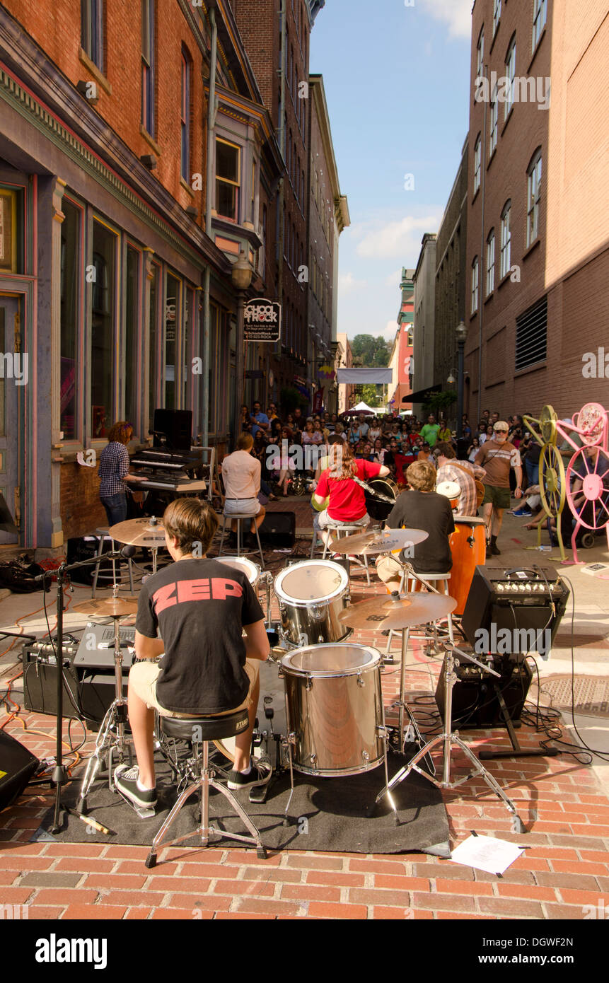 Giovani musicisti rock a suonare in un esterno di prestazioni, che rappresenta la loro scuola di musica. Easton PA negli Stati Uniti Foto Stock