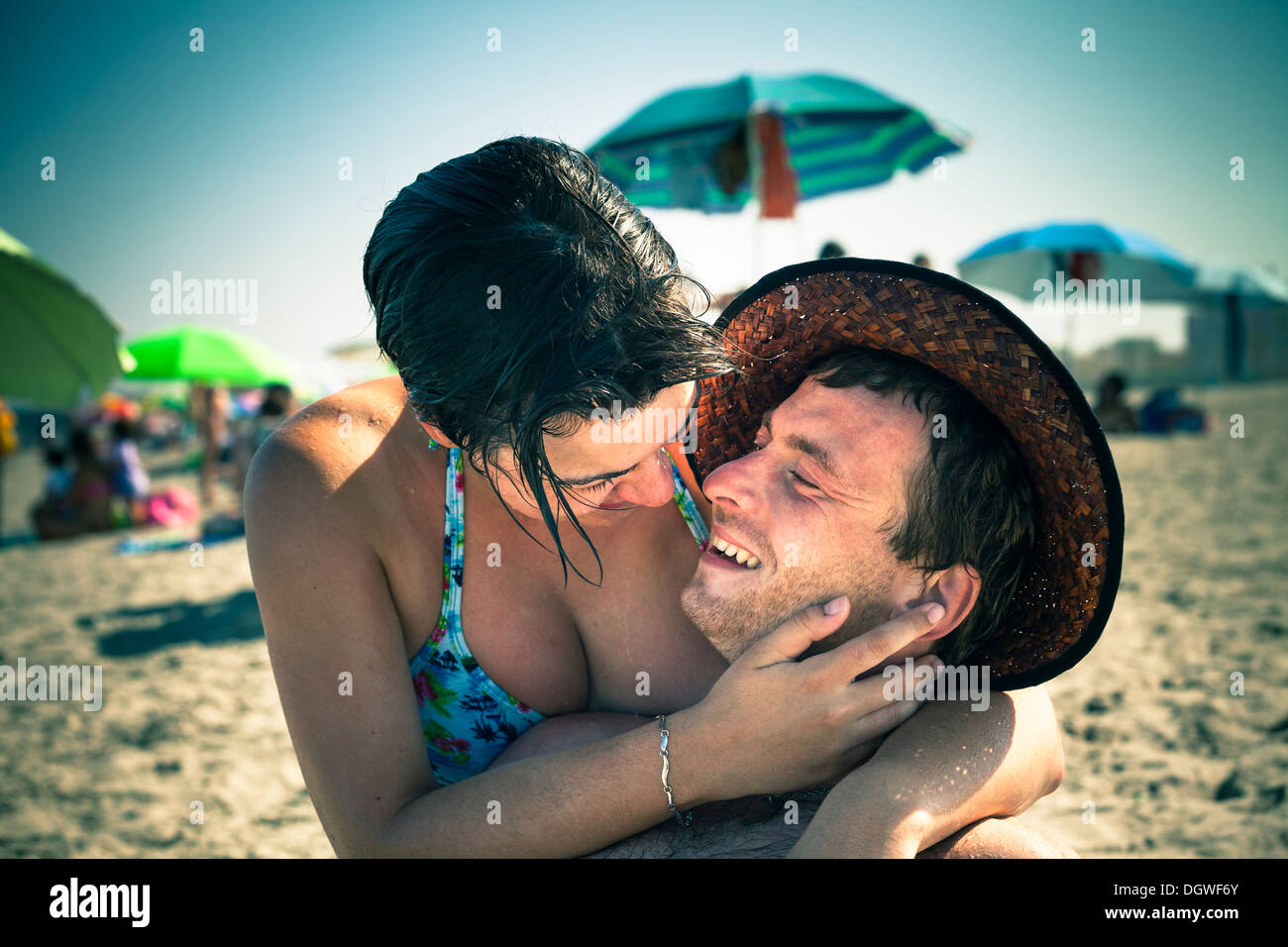 Felici gli amanti godendo di giornata di sole sulla spiaggia. Foto Stock