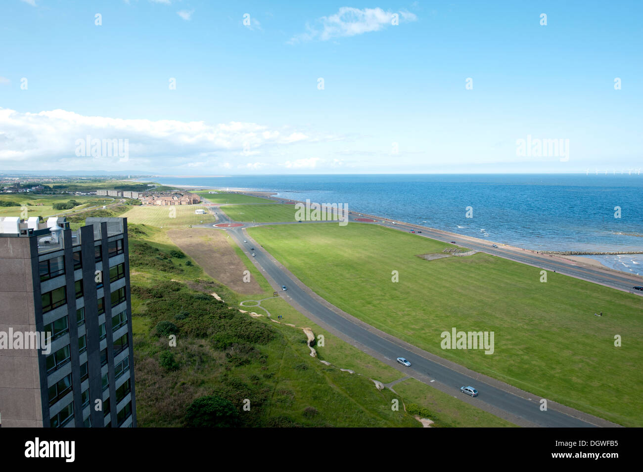 Cielo blu chiaro erba mare orizzonte New Brighton Wirral REGNO UNITO Foto Stock