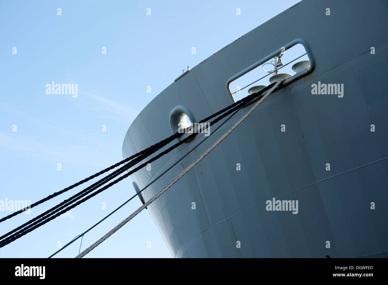 Funi di ormeggio i cavi su navi prua prua Royal Navy Foto Stock