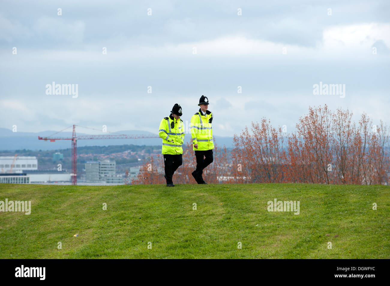 2 due poliziotti poliziotti a piedi la collina di erba Foto Stock