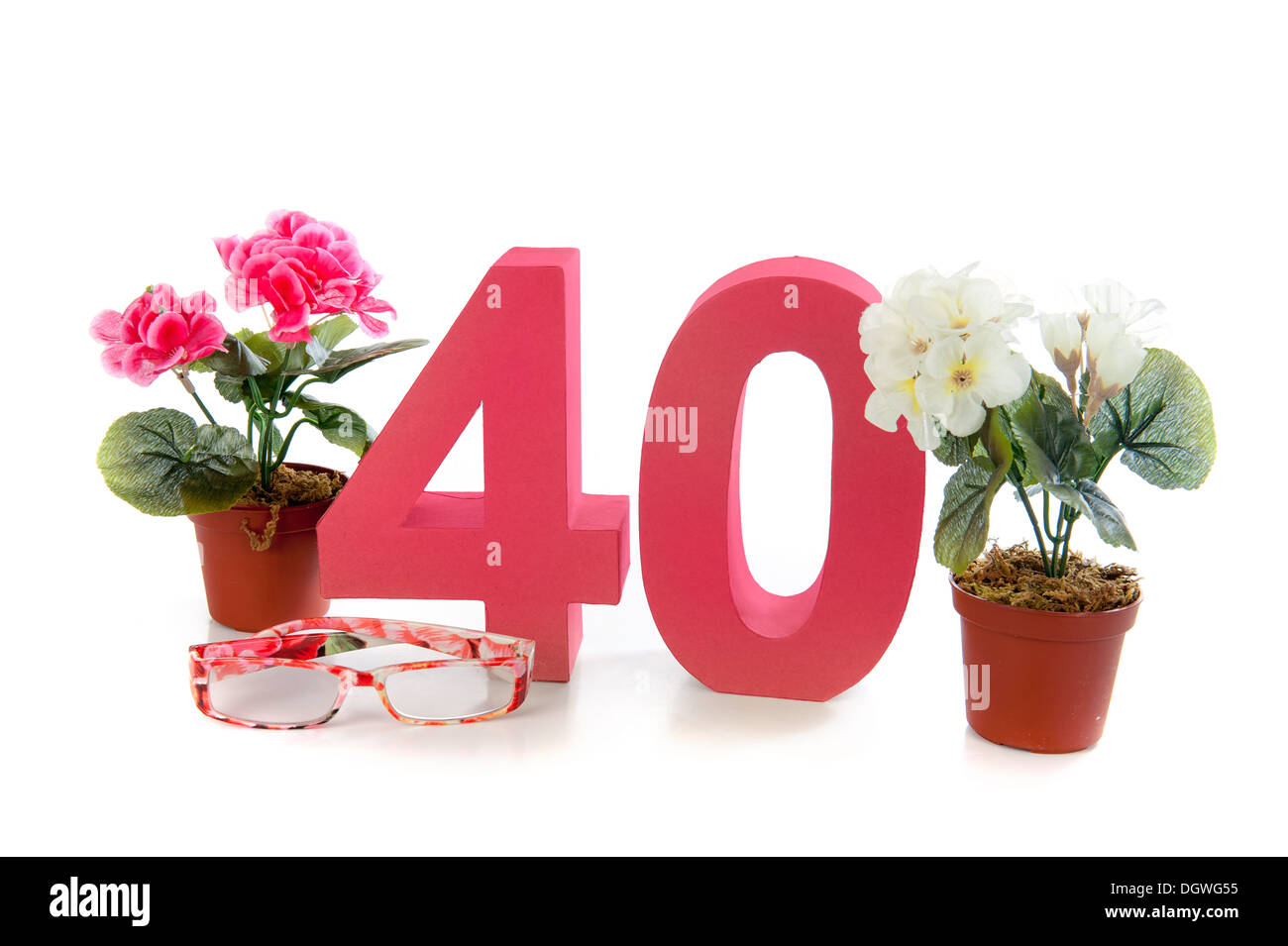 Festeggia il tuo compleanno Fourtieth, arrivare si presenta come gli occhiali da lettura e una begonia Foto Stock