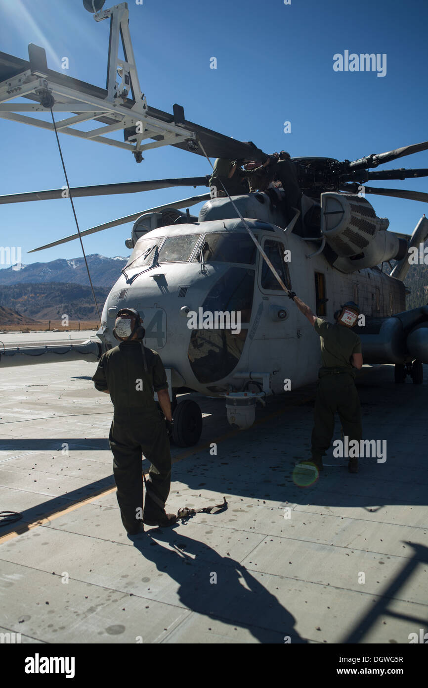 Stati Uniti Marines con Marine elicottero pesante Squadron 466 (HMH-466), Marine Aircraft Group 16 (MAG-16), terzo aeromobile marino ala (3 Foto Stock