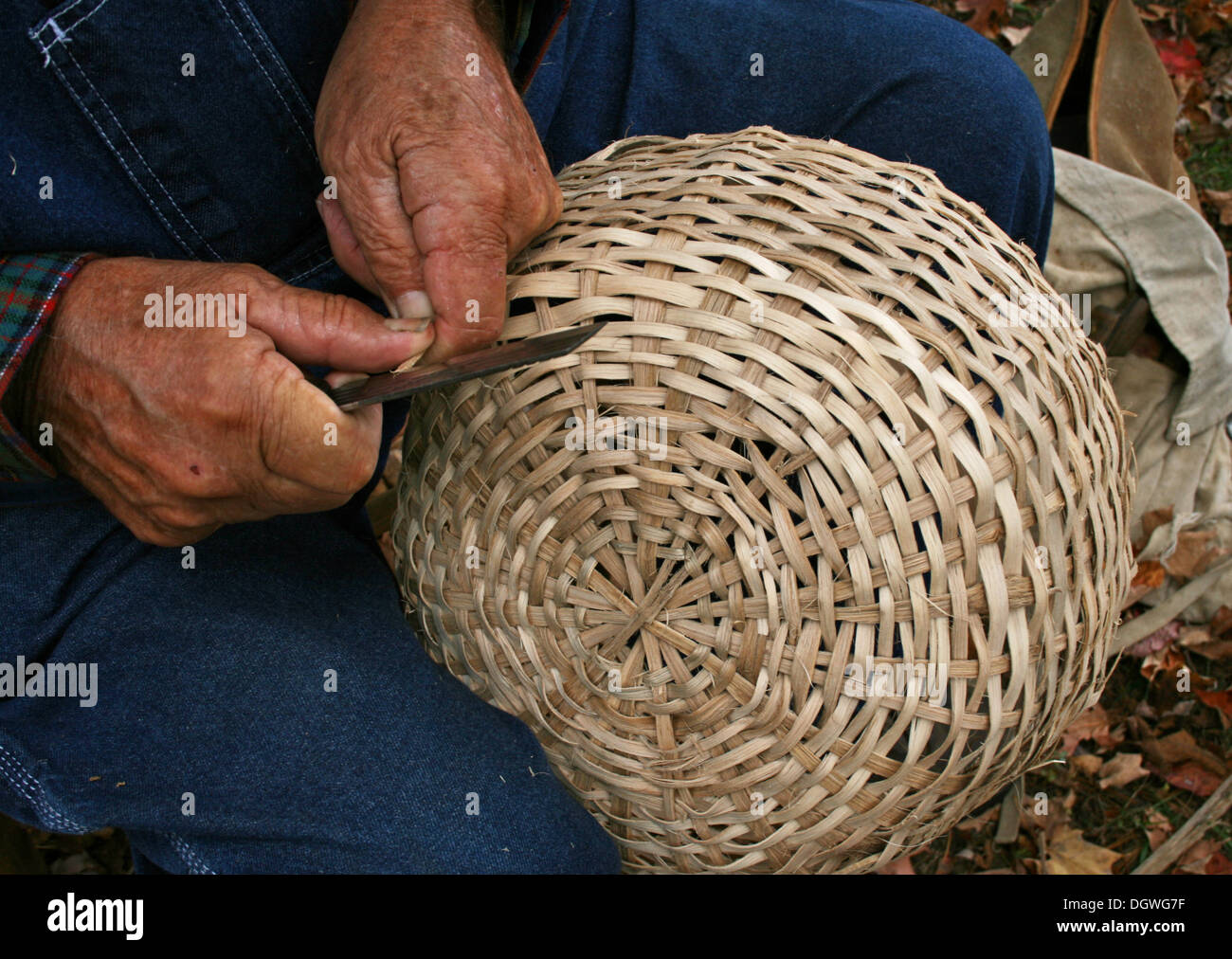 Cesto in Vimini essendo lavorato a mano Foto Stock
