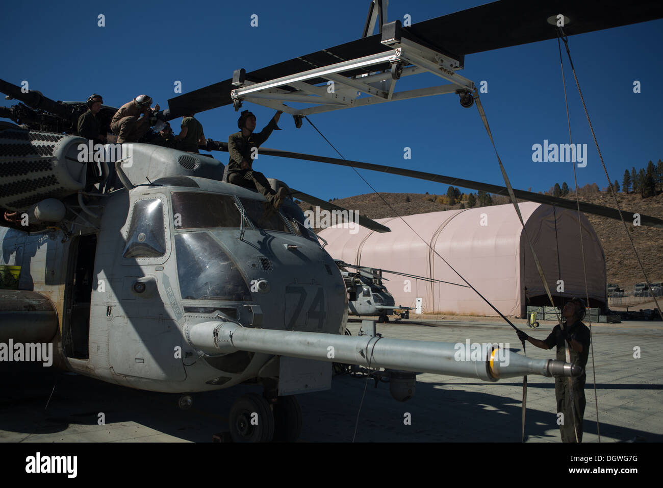 Stati Uniti Marines con Marine elicottero pesante Squadron 466 (HMH-466), Marine Aircraft Group 16 (MAG-16), terzo aeromobile marino ala (3 Foto Stock