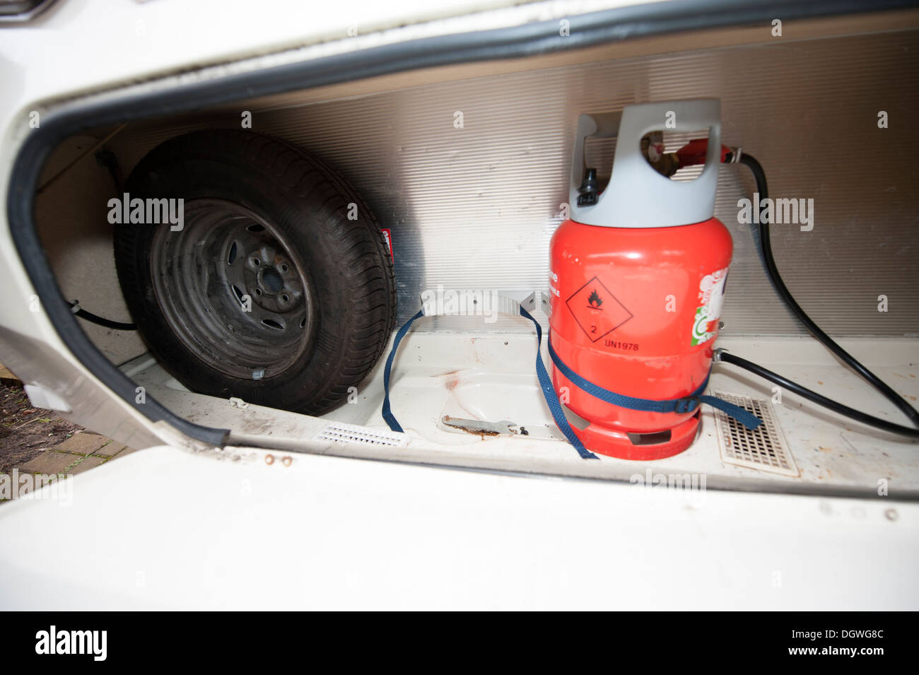 Touring Caravan gavone anteriore ruota di scorta la bombola del gas Foto Stock