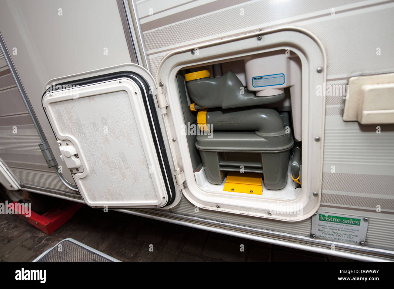 Caravan wc rifiuti porta cassetta vuota lo svuotamento Foto stock - Alamy