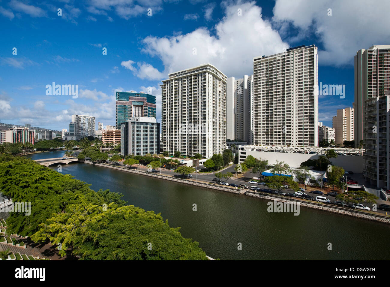 Edifici ad alta sul canale Ala Wai e in Waikiki, Honolulu, Hawai'i, STATI UNITI D'AMERICA Foto Stock