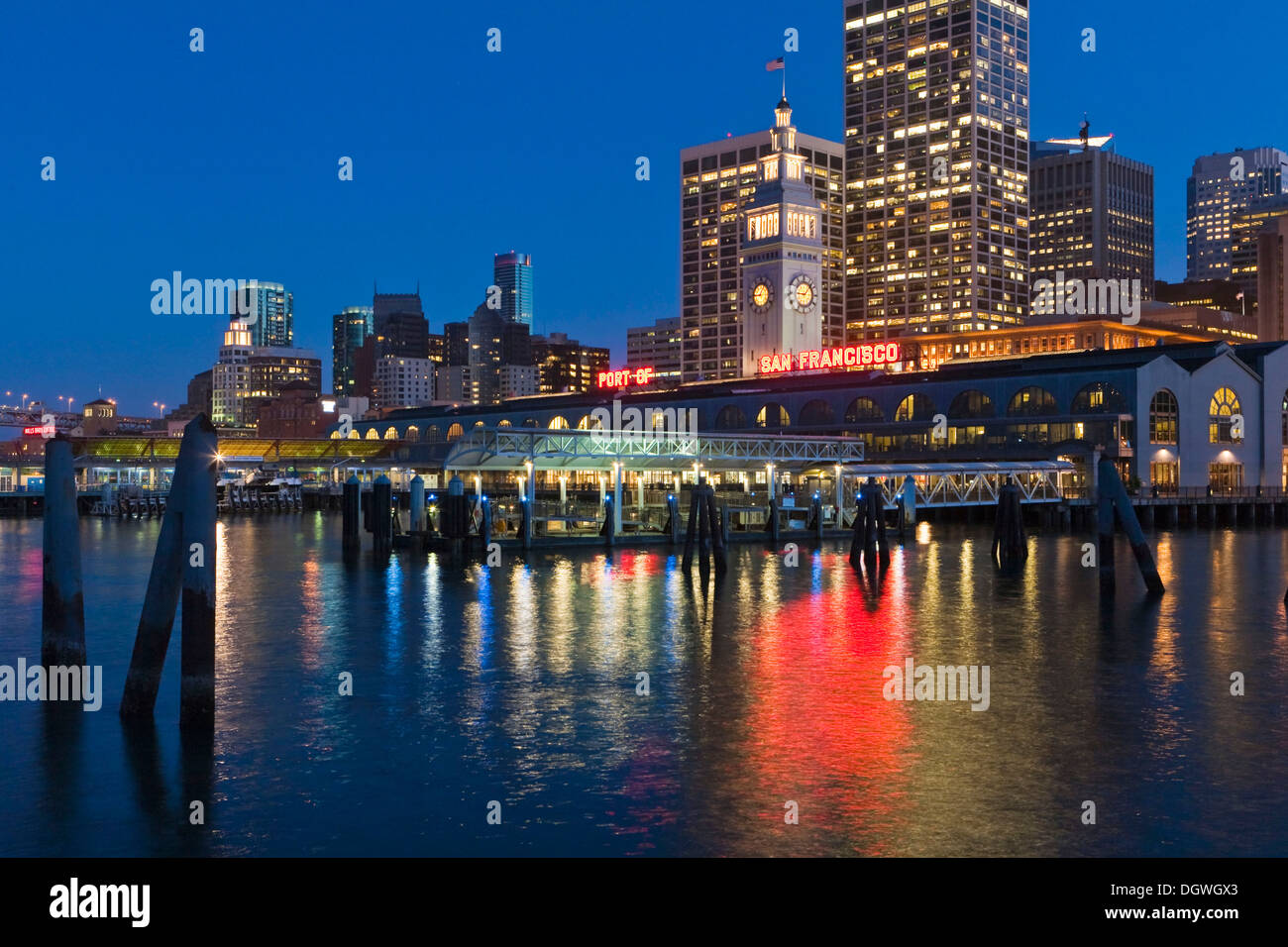 Il Ferry Building sull'Embarcadero al crepuscolo, San Francisco, California, USA, America del Nord Foto Stock