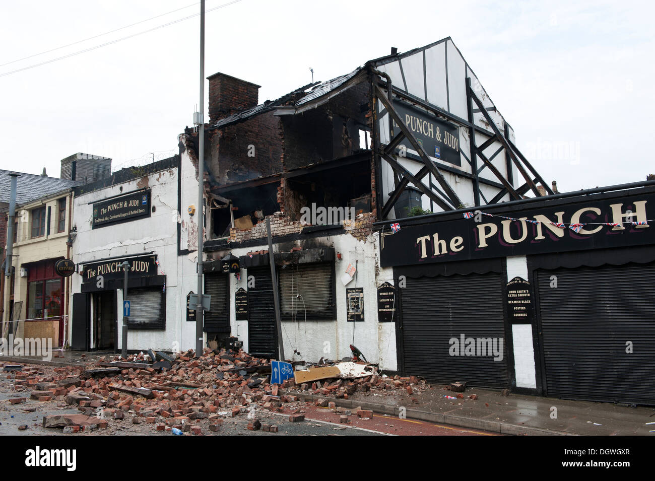 Esplosione di gas e incendio al Pub public house mura demolite mattoni disseminata soffiata attraverso road Foto Stock
