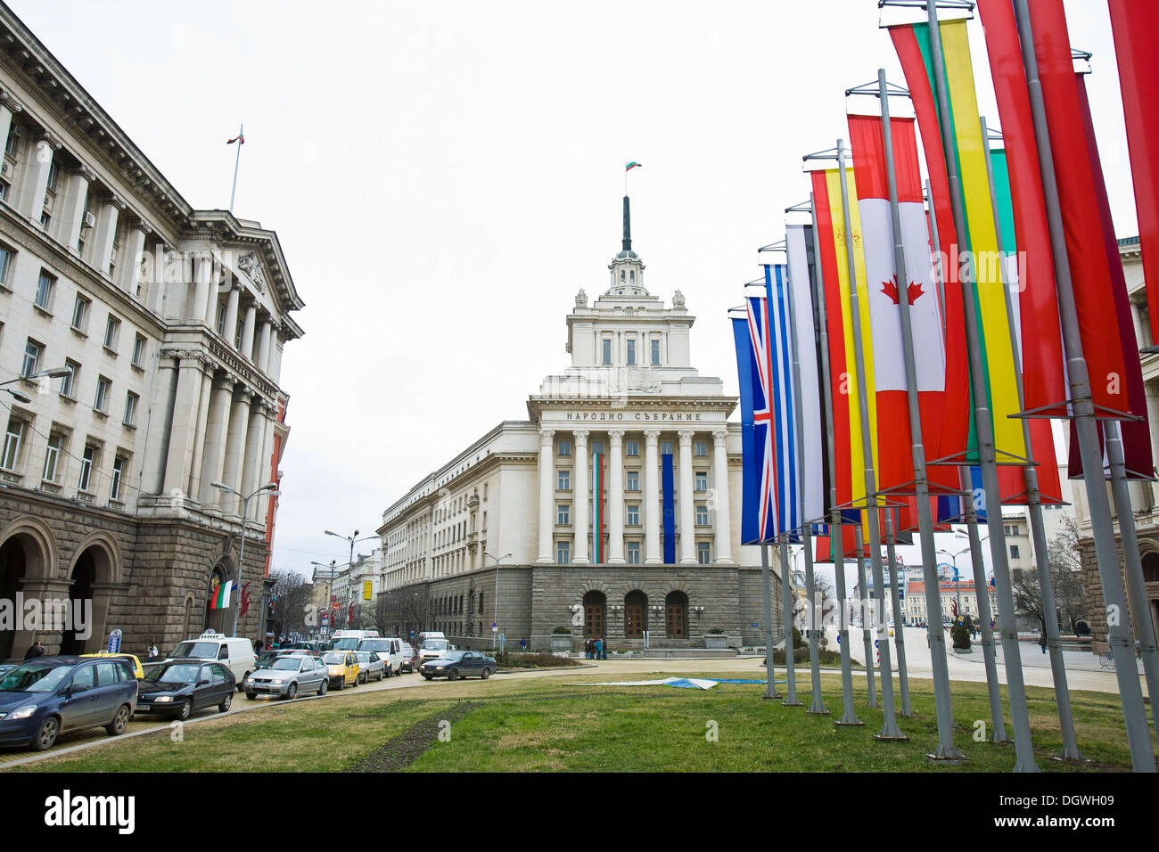 Nezavisimost piazza nel centro della città con il Gruppo Nazionale di edificio e bandiere internazionali, Sofia, Bulgaria, Europa Foto Stock