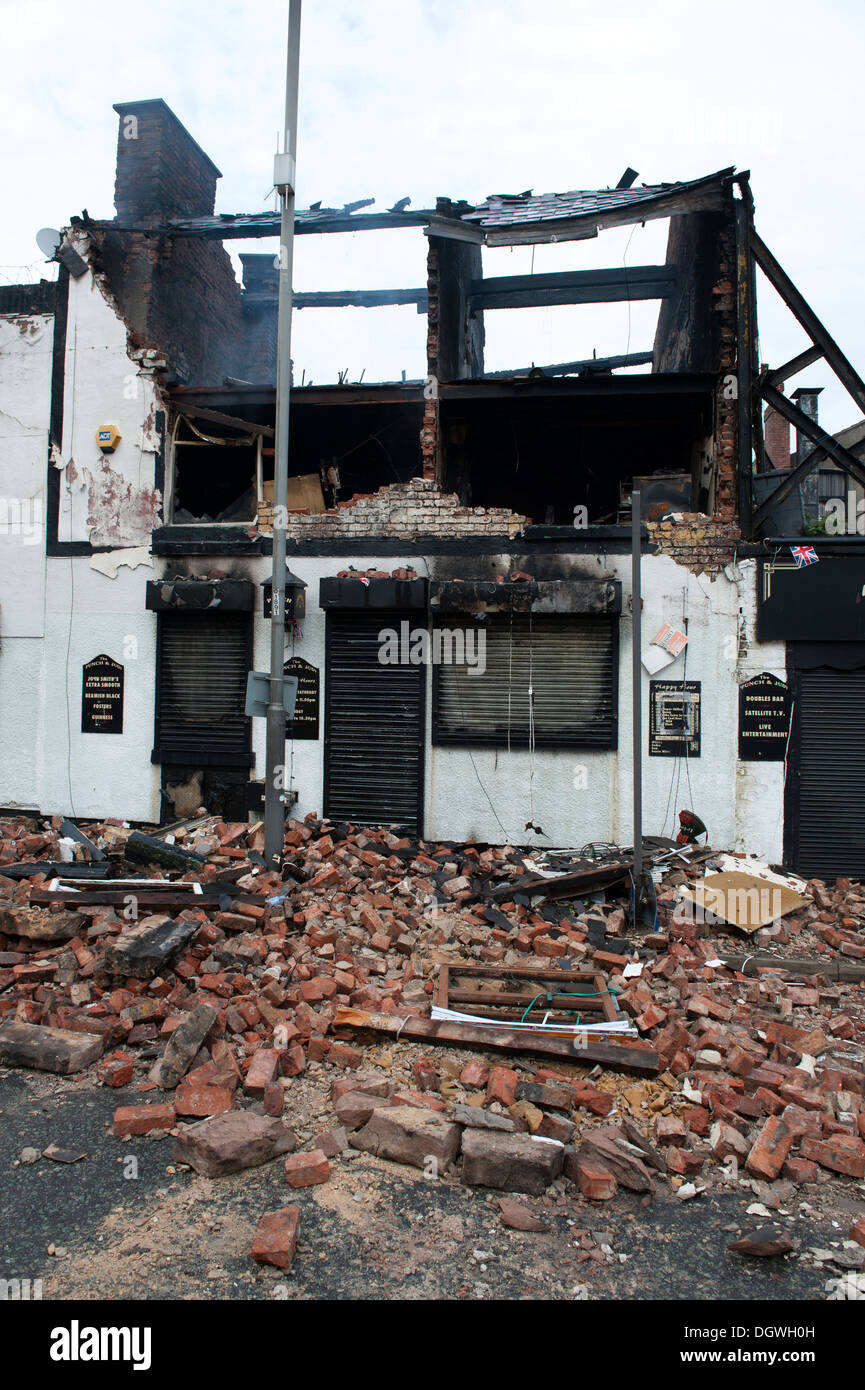 Esplosione di gas e incendio al Pub public house mura demolite mattoni disseminata soffiata attraverso road Foto Stock