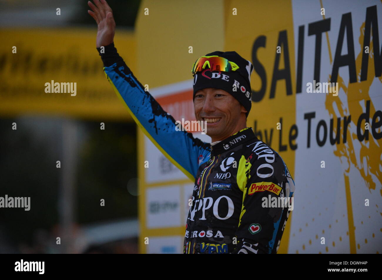 Saitama, Giappone. 26 ott 2013. Shinichi Fukushima onde ai tifosi dopo la sua ultima gara a Saitama Criterium da Le Tour de France, Saitama, Giappone, Sabato 26 Ottobre, 2013. In assoluto la prima gara oltremare organizzato da Le Tour de France è stato tenuto in Saitama, Giappone. Malgrado i timori di un tifone il percorso è stato impaccato con gli spettatori cercando di ottenere un assaggio dei loro eroi. Essi sono stati premiati con un finale emozionante 20 giro la gara in cui Chris Froome, Peter Sagan e Rui Costa si è staccata di due giri per andare. Froome scampato all'ultimo giro e Sagan beat Costa in una volata per il secondo. Tutta la manifestazione è stata la camma Foto Stock